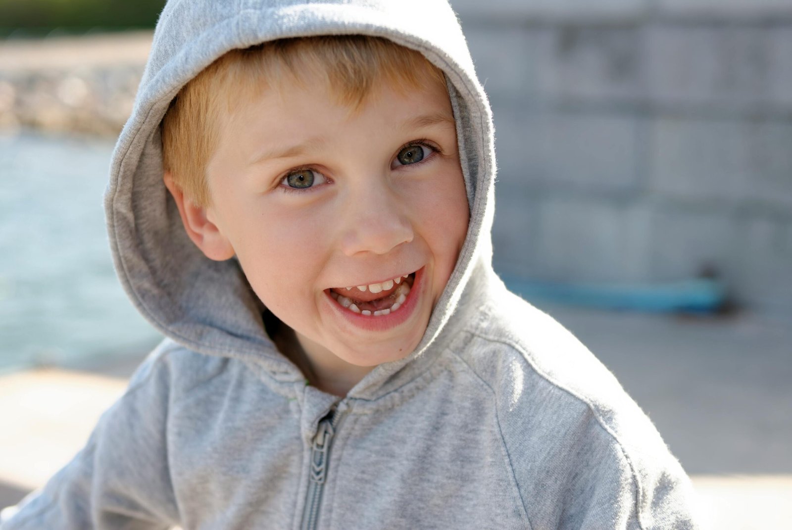 Niño feliz después del tratamiento de estrabismo - desarrollo visual infantil